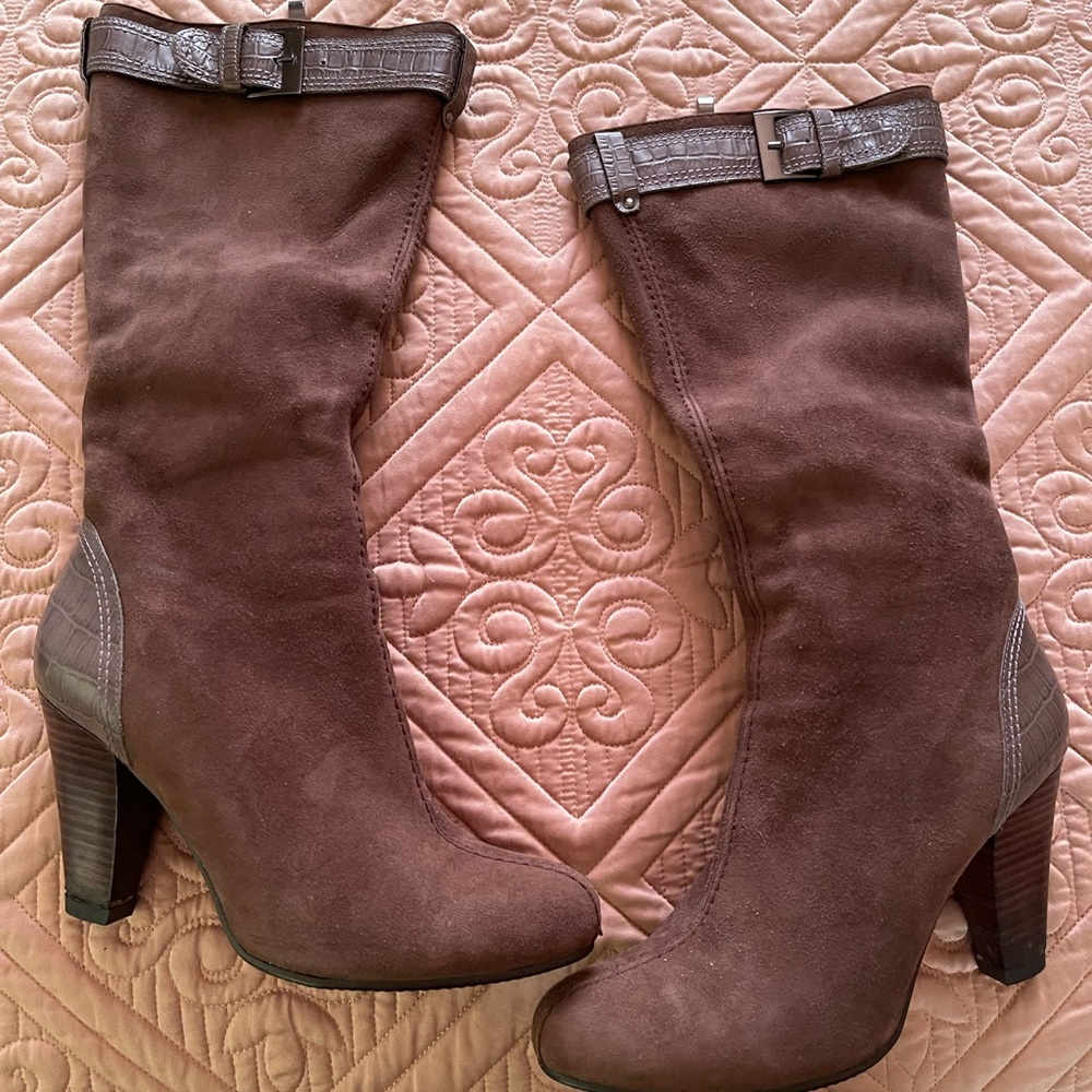 Very stylish and beautiful suede heel boots